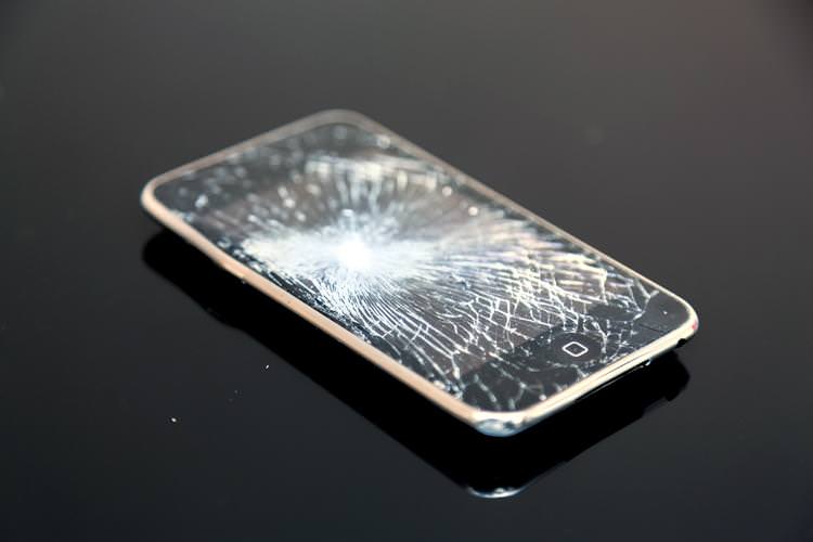 携帯は解約したけど、iPhoneは割れてないよ 携帯は解約したけど、iPhoneは割れてないよ