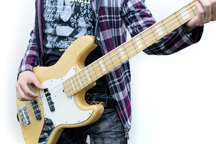 ベースを弾く男性