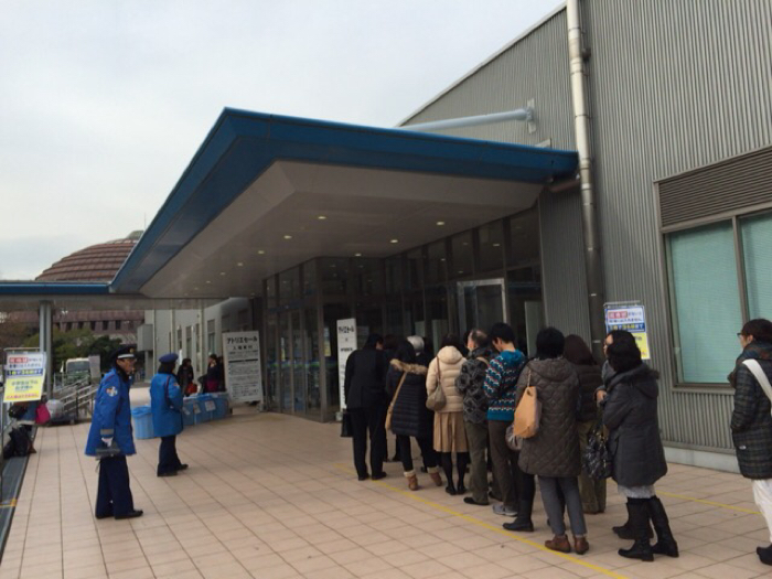 アトリエセールに並ぶ人