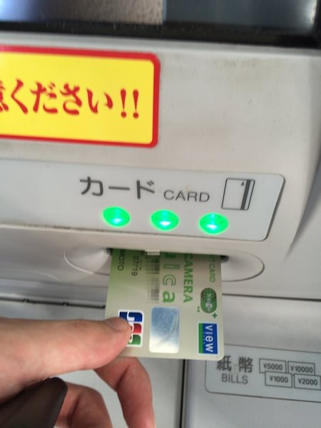 Suicaカードを入れる様子 Suicaカードを入れる様子