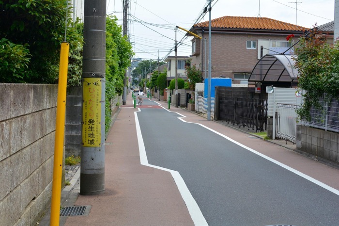 曲がりくねる道路