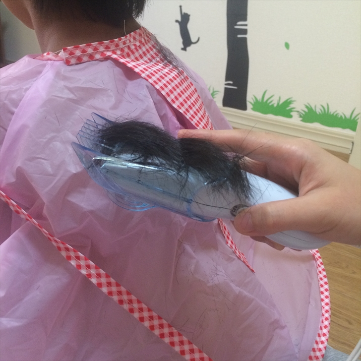 切った髪が落ちないように