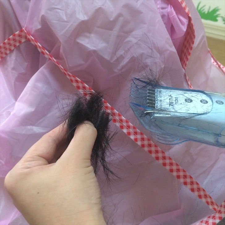 切った髪を取り除く