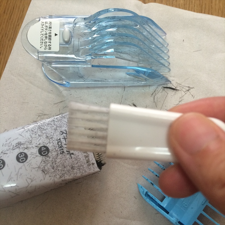 付属のブラシで掃除する
