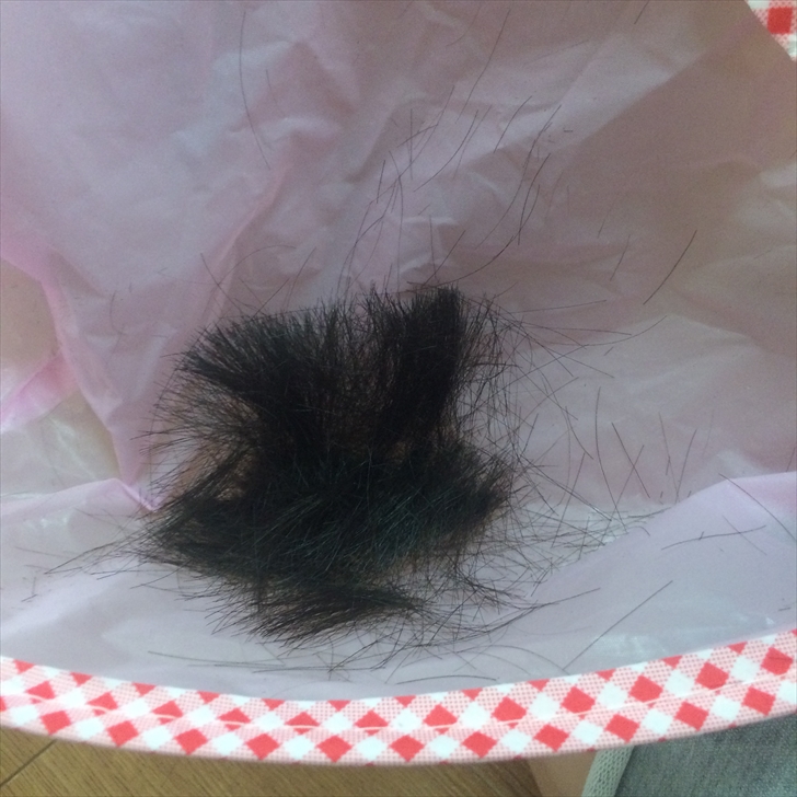 切った髪はヘアキャッチャーへ