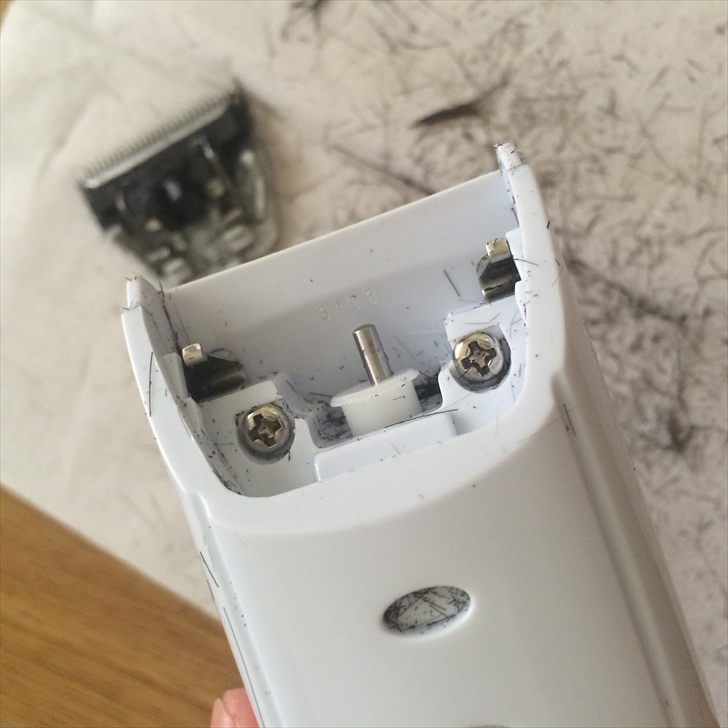 バリカンをブラシで掃除したところ