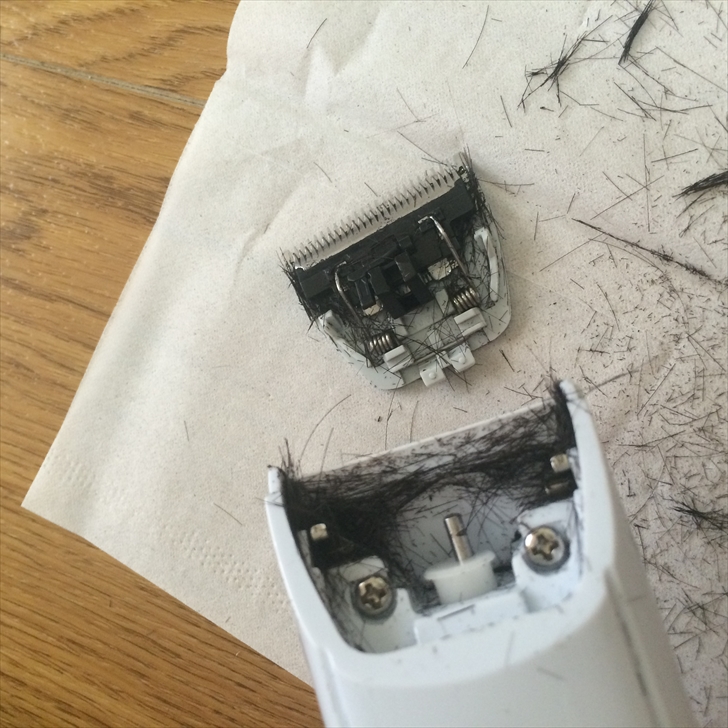 バリカンの中にも髪の毛が入る