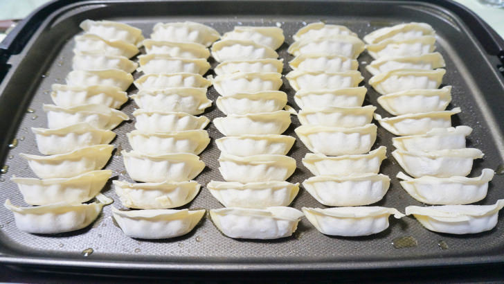 コストコの冷凍黒豚餃子(ホットプレートの上にのせた状態)