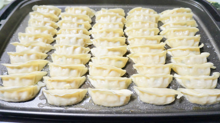 コストコの冷凍黒豚餃子(ホットプレートの上でしばらく加熱)