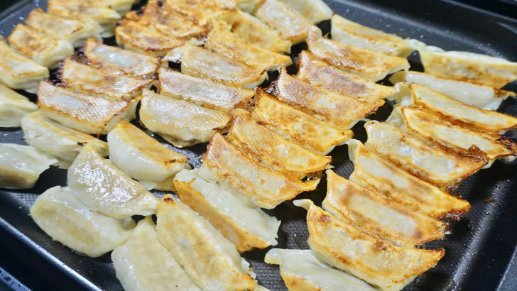 コストコの冷凍黒豚餃子(ホットプレートで焼きあがった状態)