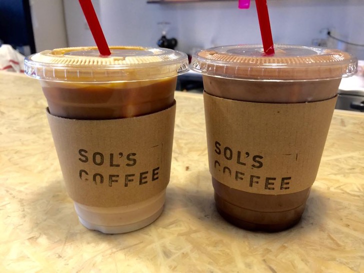 カフェでコーヒーを飲む
