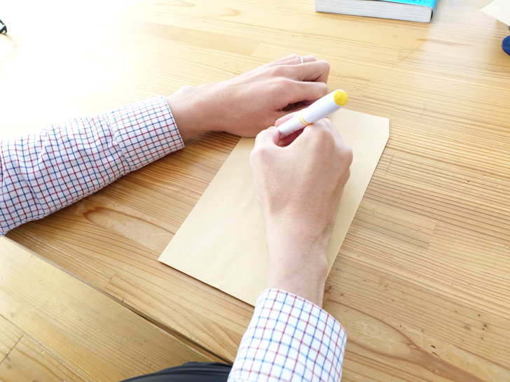封筒に宛名を書く