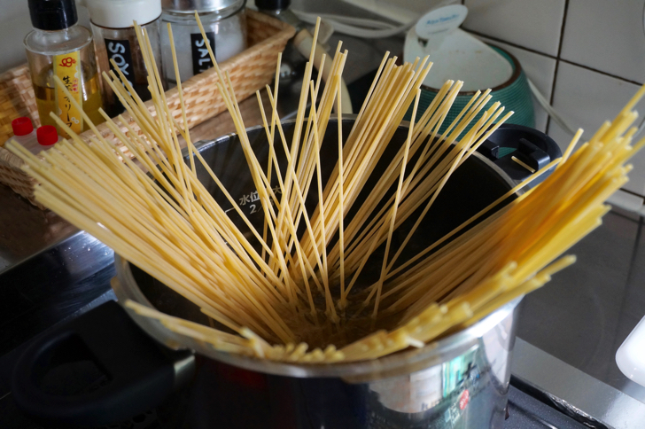 コストコのパスタ（鍋で茹でる風景）