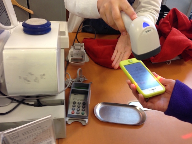 ユニクロのバーコードを店員さんに見せる