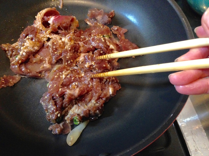 コストコのプルコギを使った巻き寿司(調理風景)