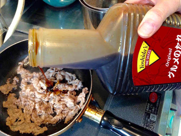 コストコのヨシダソースを使った巻き寿司(ソース投入)