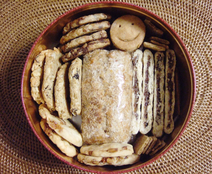 空き缶に入ったクッキー