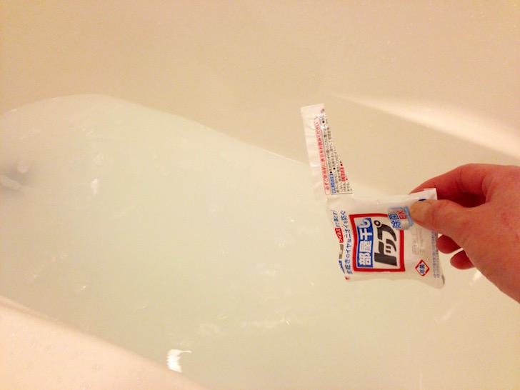 ホテルで手洗い洗濯(バスタブに洗剤投入)