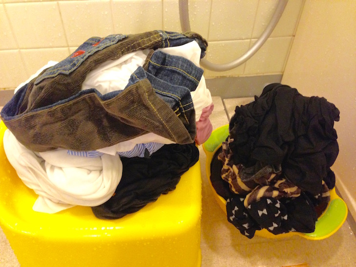 ホテルで手洗い洗濯(衣類を脱水)