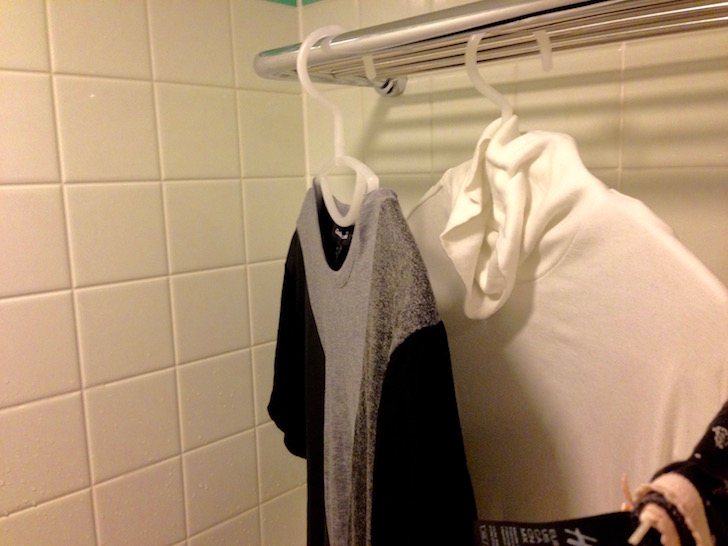 ホテルで手洗い洗濯(ハンガーで干す)