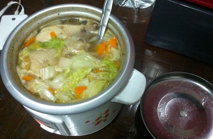 炊飯器で自炊(鶏と生姜とにんにくと野菜のスープ)