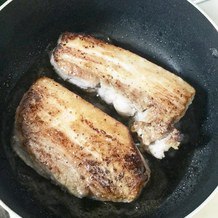 表面に焼きいろをつけた塩豚