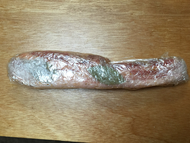 ラップに包まれた塩豚