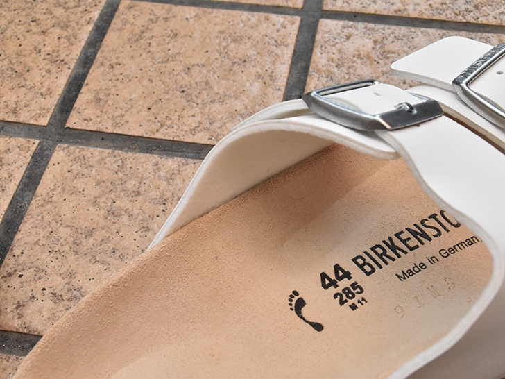 新品はソールとストラップの間に隙間がない