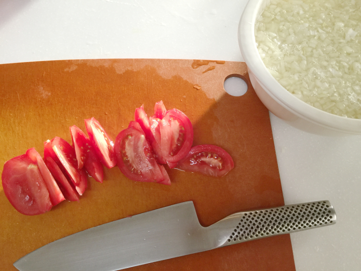 玉ネギとトマトを切る
