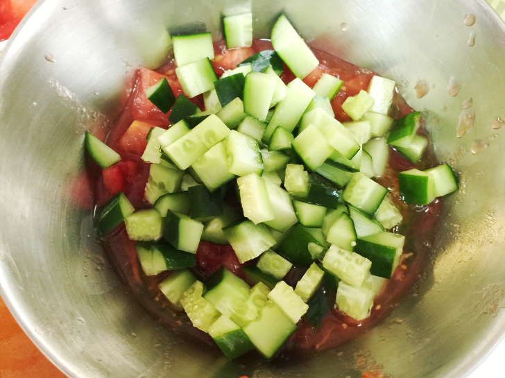 トマトとキュウリを混ぜたもの