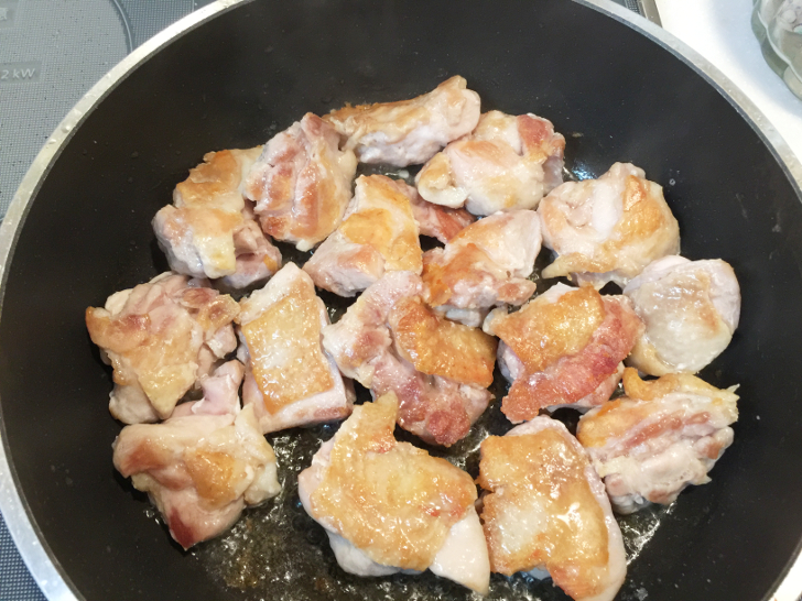 鶏肉をフライパンで焼く