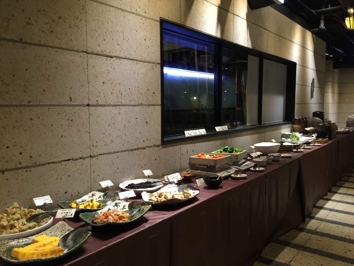 隠れ房のビュッフェ