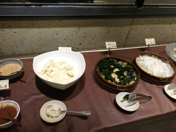 隠れ房のビュッフェ