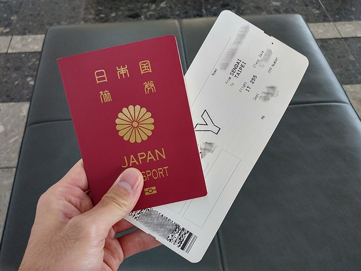航空チケットとパスポート