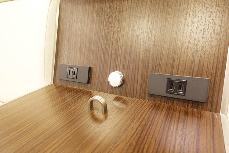 ANAラウンジ国内線 コンセント