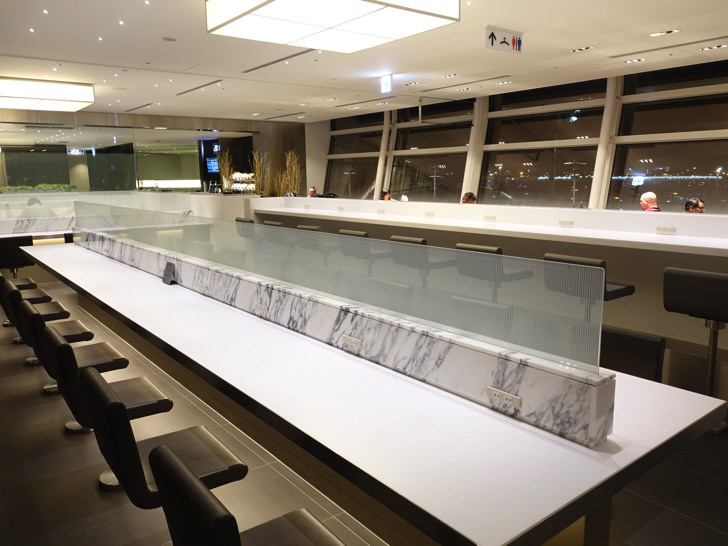 国際線ANAラウンジ テーブル