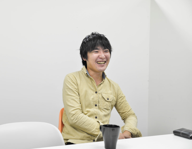 腕時計を盗まれたことを諦めて笑う金野さん