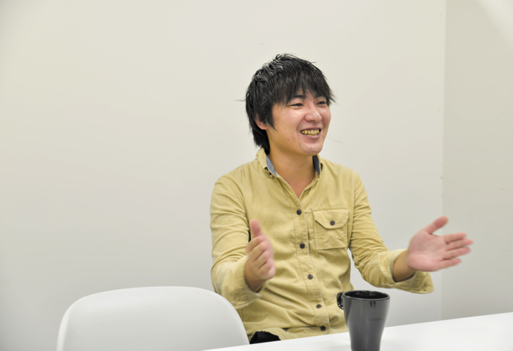 手を広げて笑う金野さん