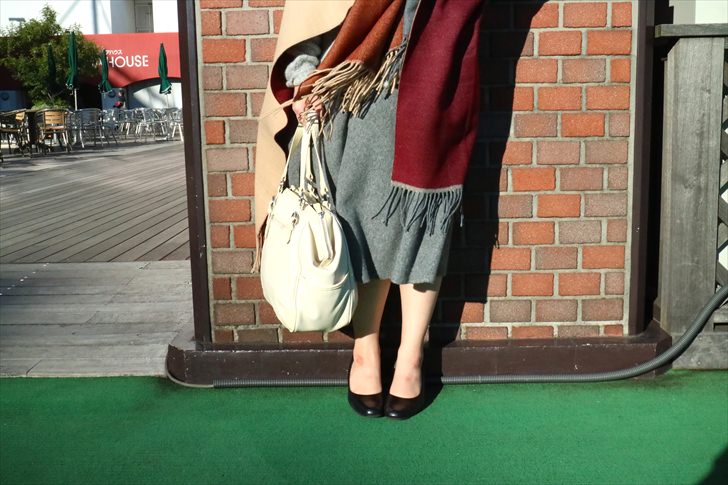 黒のパンプスと白のトートバッグ