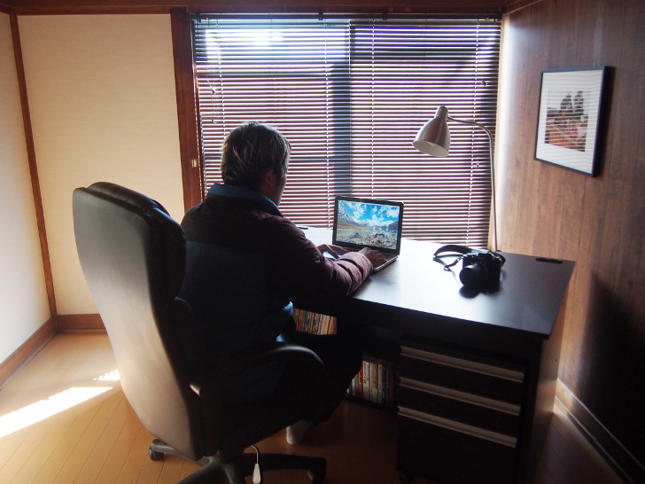 机に向かう芹澤東洋さん