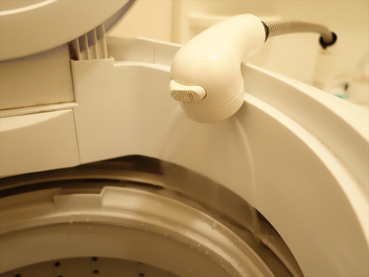 洗面台の蛇口から給水