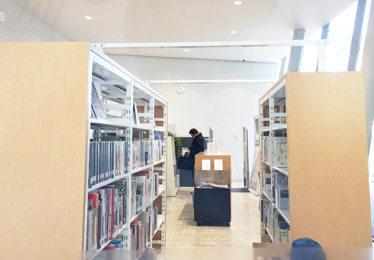 すみだ北斎美術館の図書館