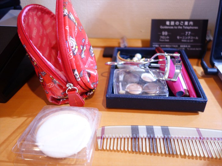 ビジネスホテルの机の上に置いた化粧品