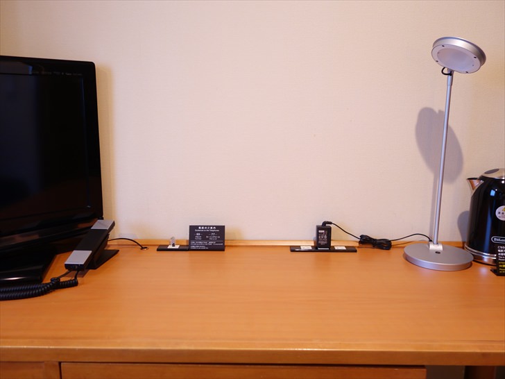 ホテル客室のデスクの上を片付けたところ