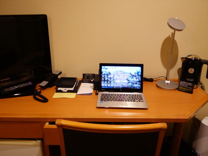 雑然としたホテルのデスク