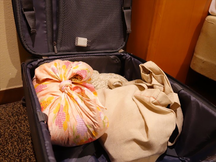 着替えた服をスーツケースに入れたところ