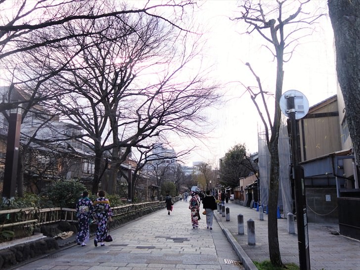 祇園白川の川沿い