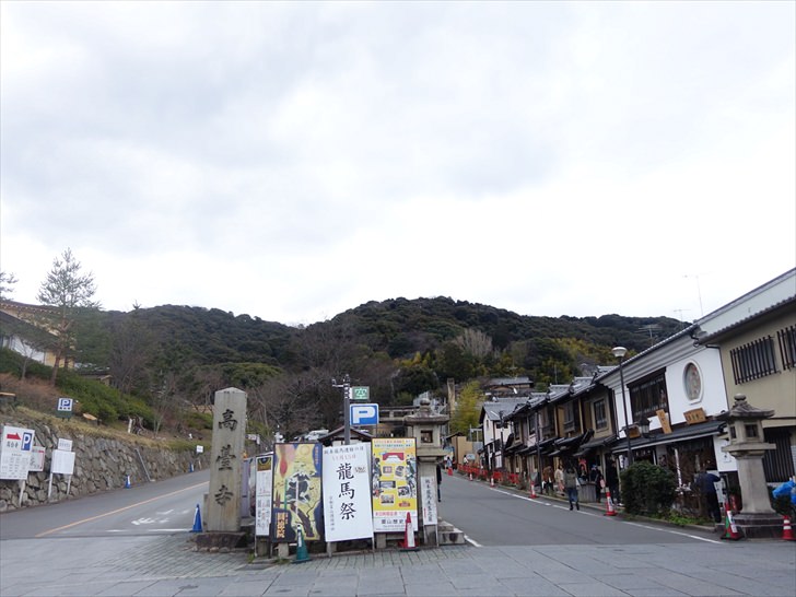 護国神社に続く道
