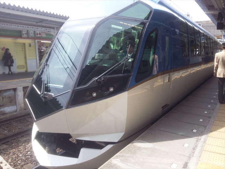 近鉄の観光特急しまかぜ