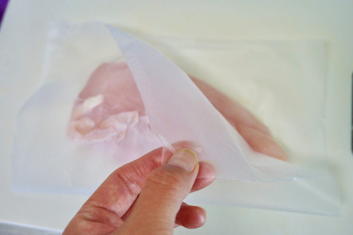 コストコのプレスンシールで鶏肉を密閉